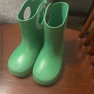 Green Kids Rain boots with Dinos on handle